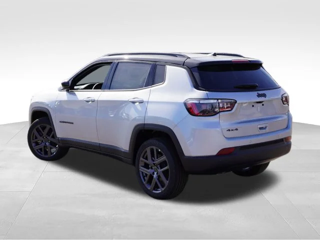 New 2026 Silver Zynith Metallic Clear-Coat Exterior Paint Jeep Limited image 5