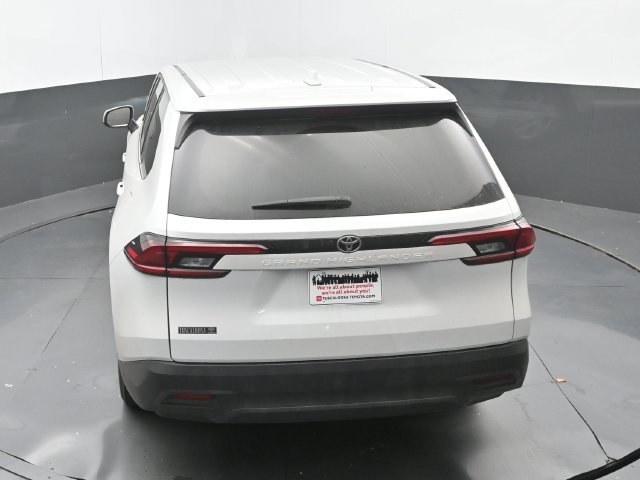 Used 2025 Wind Chill Pearl Toyota LE image 30