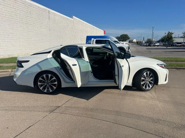 Used 2023 White Nissan Platinum image 11