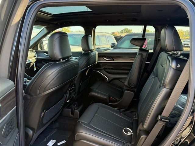 New 2027 High-Gloss Black Paint Jeep Limited Reserve image 4