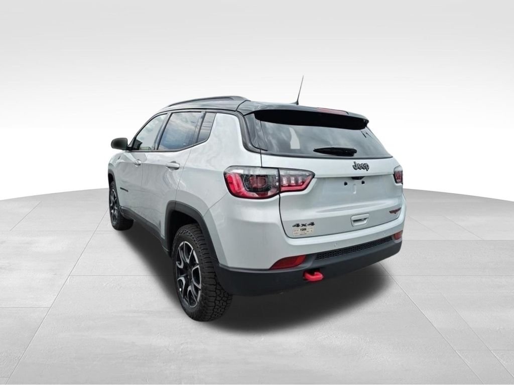 New 2026 Silver Zynith Metallic Clear-Coat Exterior Paint Jeep Trailhawk image 3