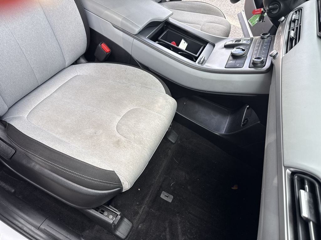Used 2020 Hyper White Hyundai SE image 33