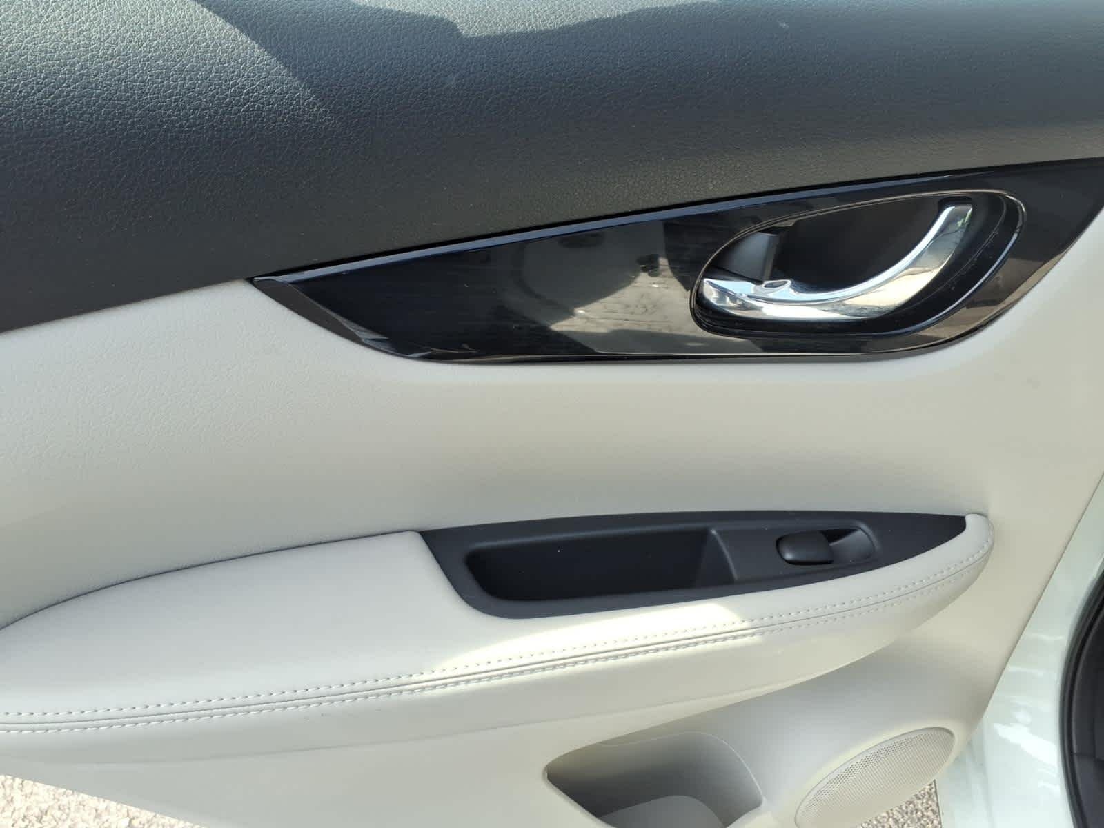 Certified Used 2022 Pearl White Tricoat Nissan SL image 13