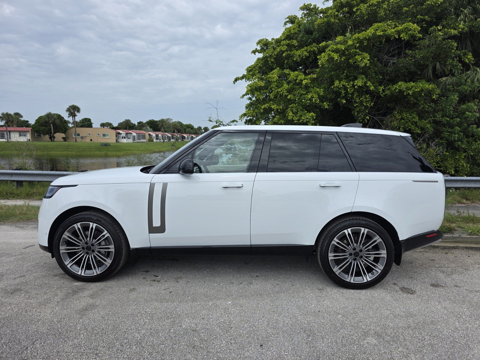 New 2026 Fuji White Land Rover P400 SE image 7