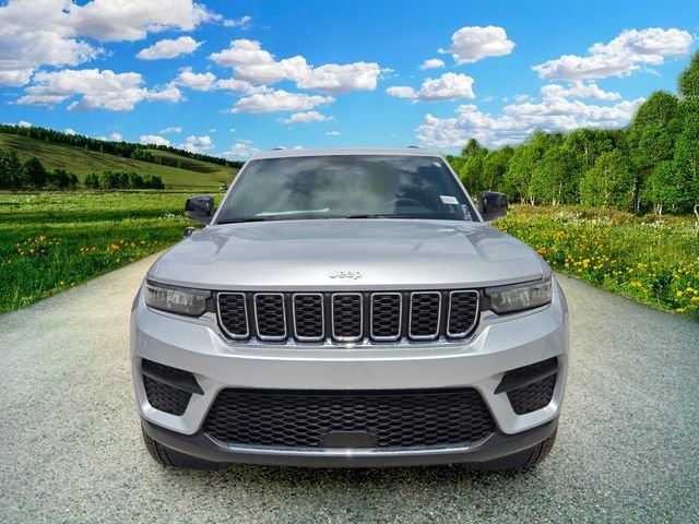 New 2026 Silver Zynith Exterior Paint Jeep Laredo image 8