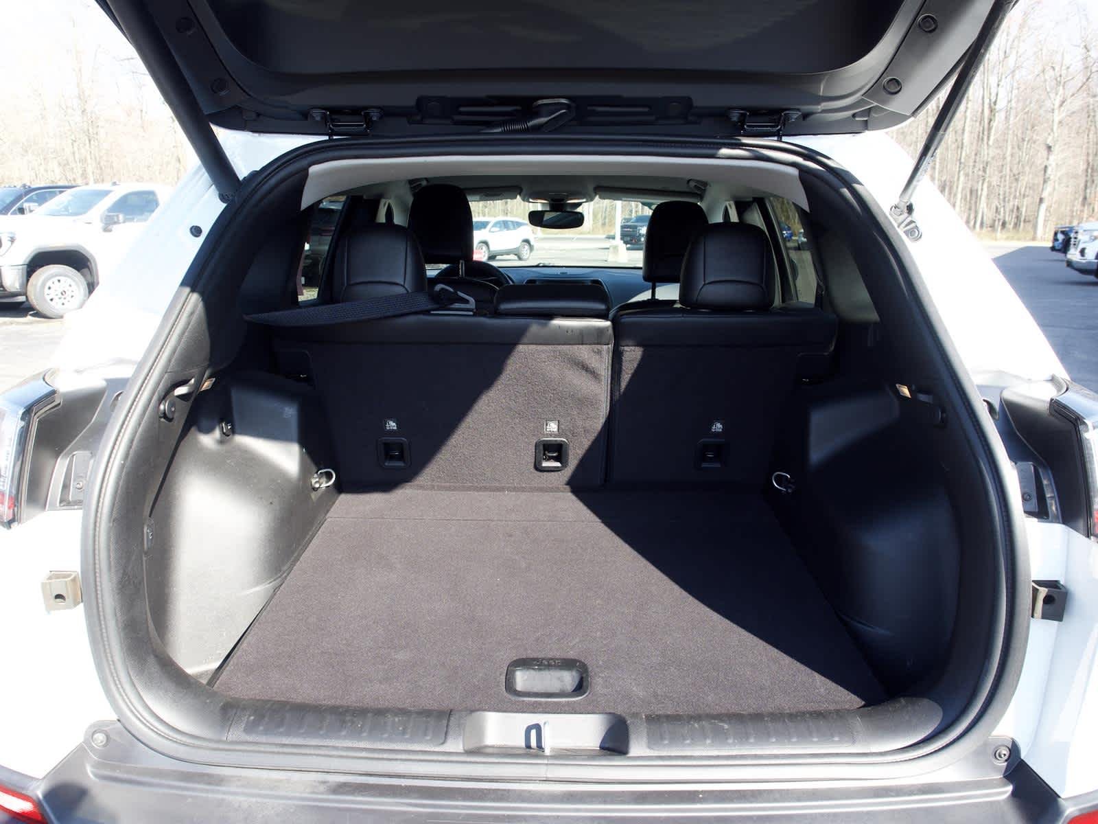 Used 2022 White Jeep Latitude Lux 4x4 image 18