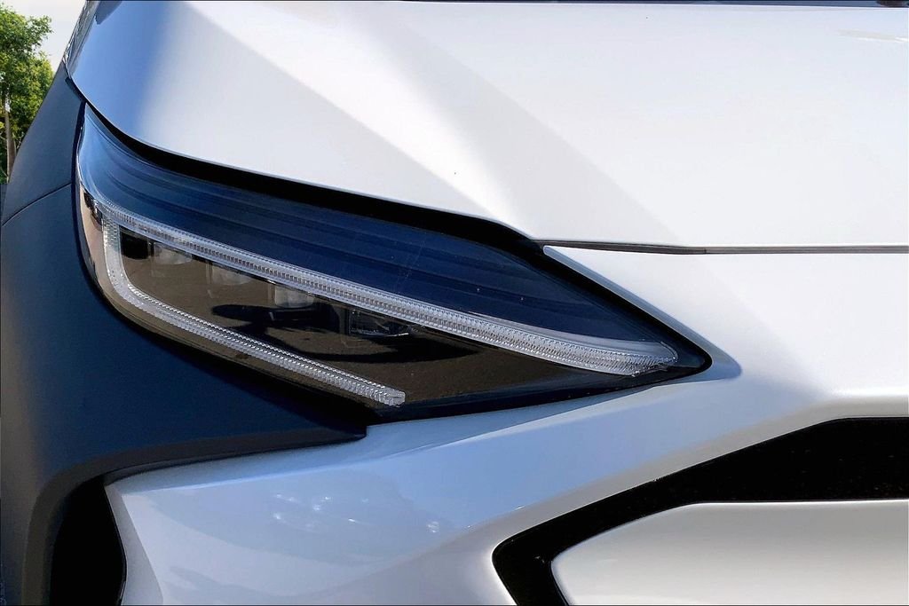 Used 2024 White Subaru Touring image 31