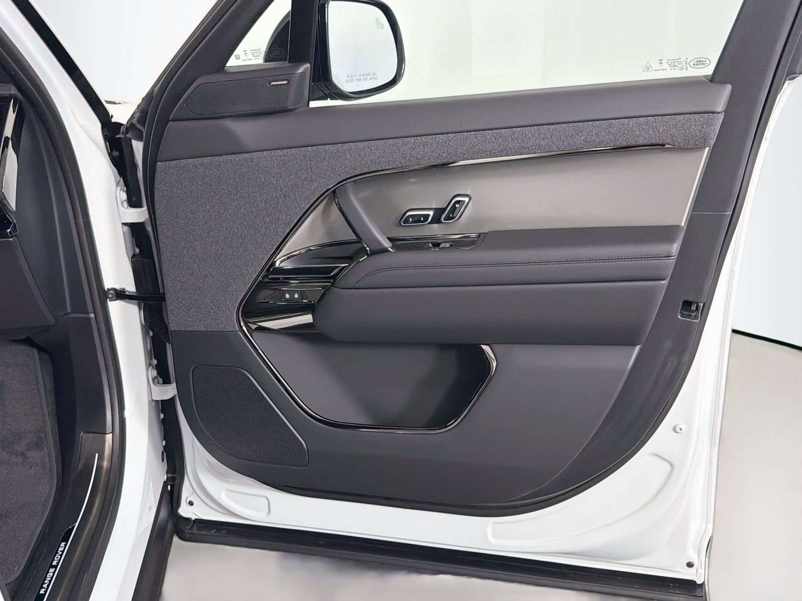 New 2026 Fuji White Land Rover Dynamic SE image 32