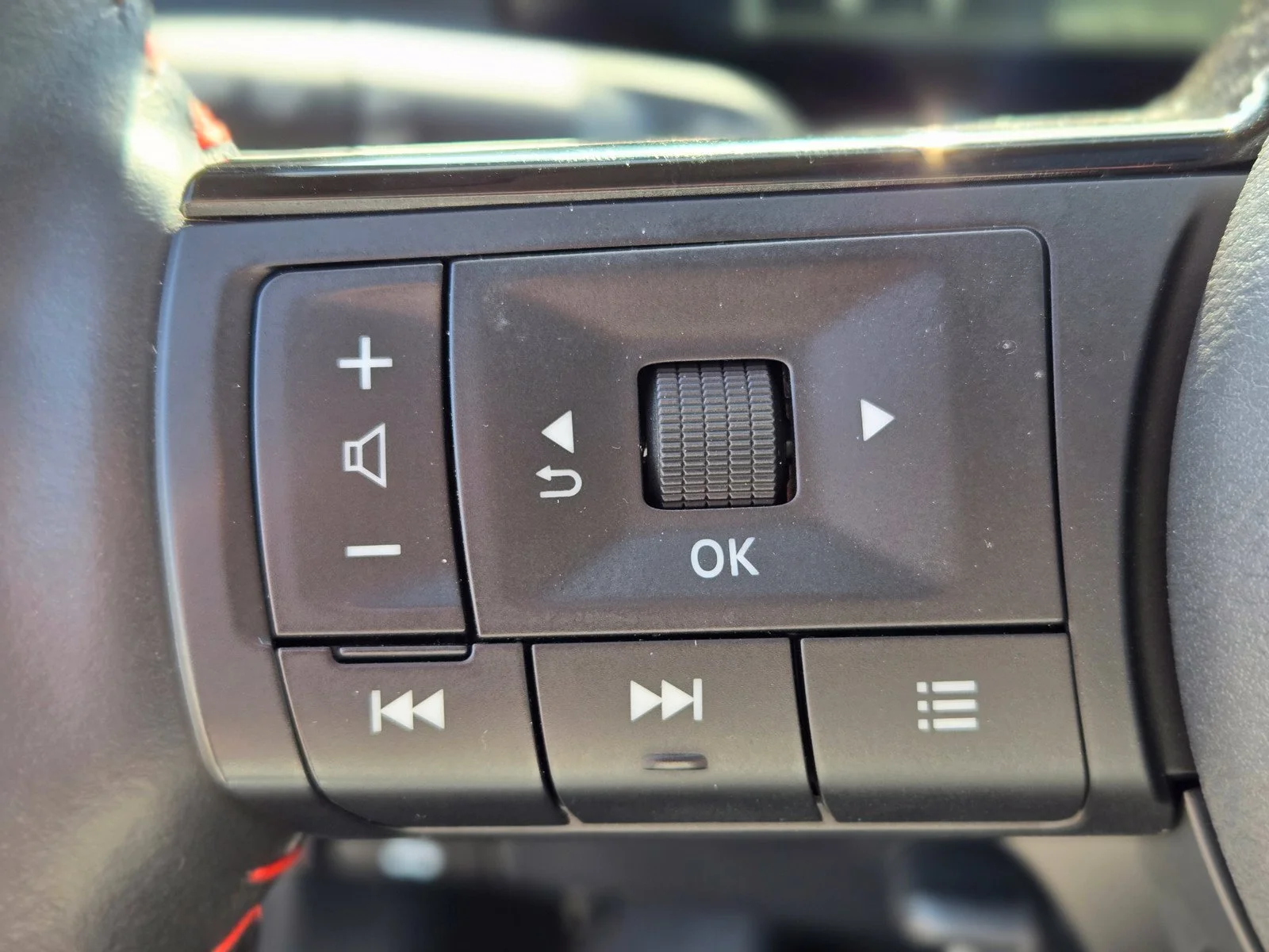 Used 2026 Aspen White/Super Black Nissan SR image 29