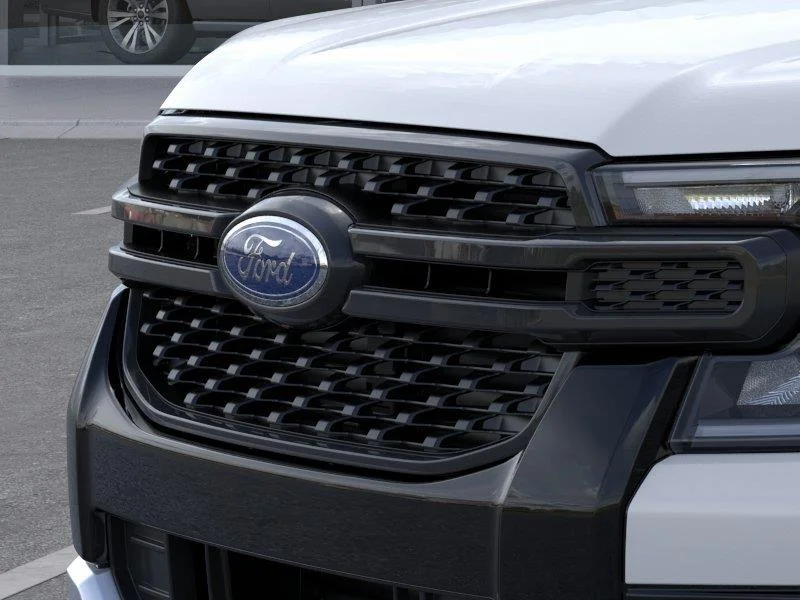 New 2025 Oxford White FORD XLT image 17