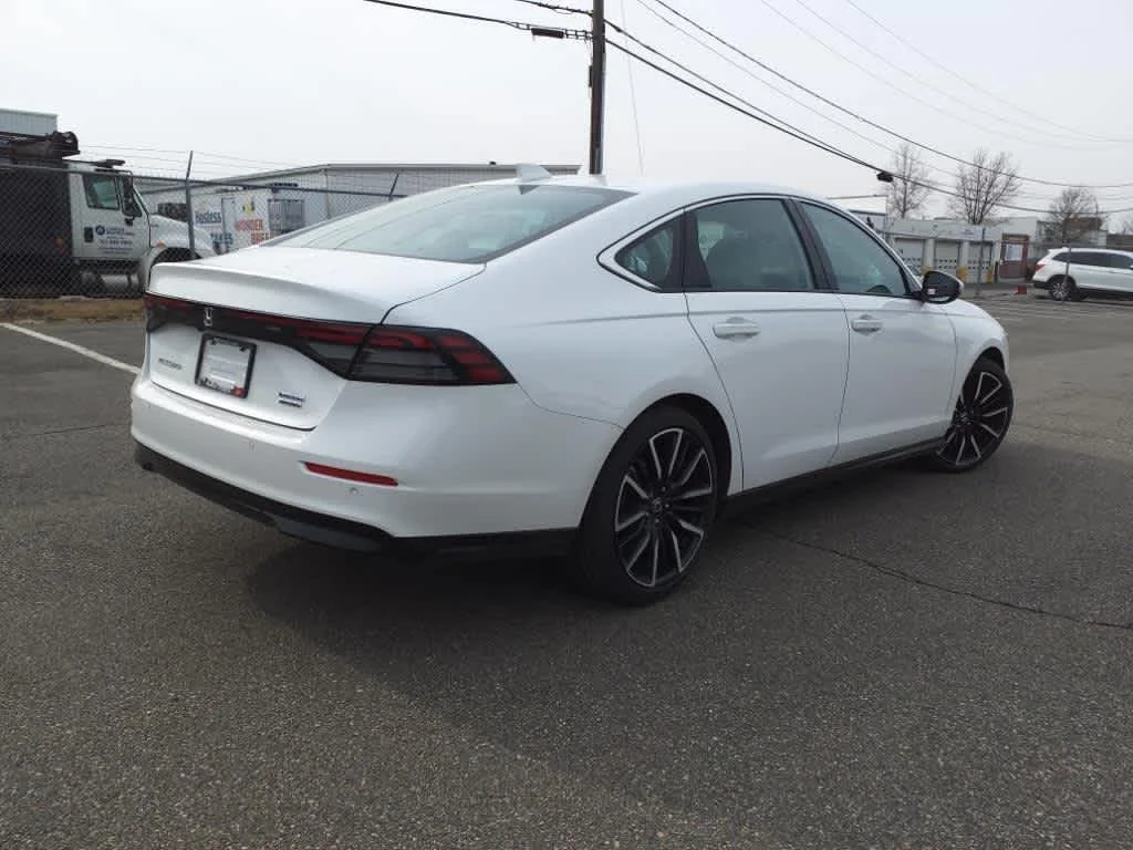 New 2026 Platinum White Pearl Honda Touring image 3