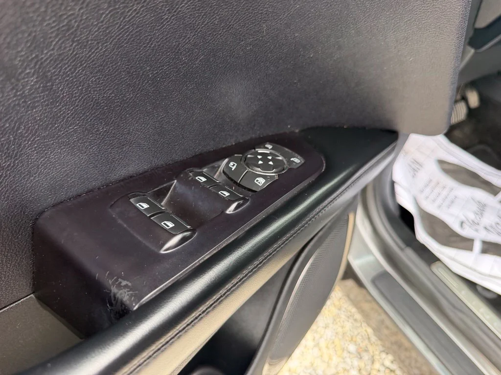 Used 2017 Gray Lincoln Select image 10