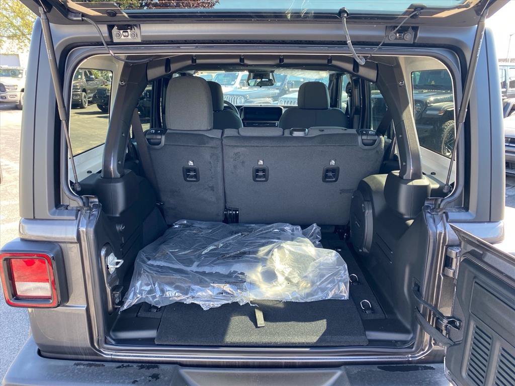 New 2026 Granite Crystal Metallic Clearcoat Jeep Sport S image 12