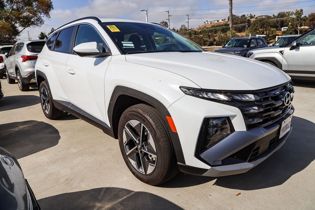 Used 2025 White Hyundai SEL image 1
