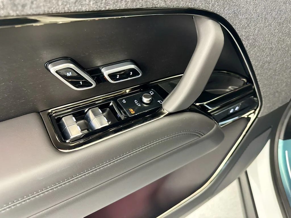 New 2026 Fuji White Land Rover Dynamic SE image 18