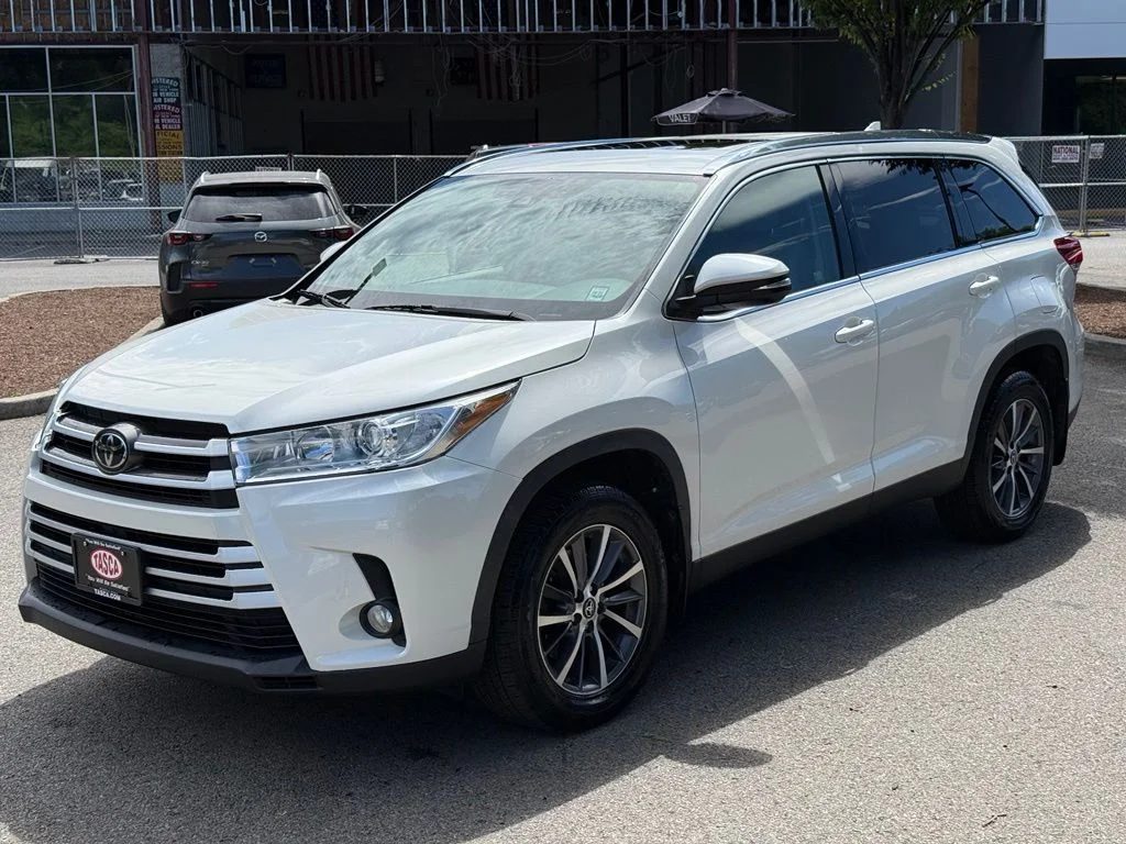 Used 2019 White Toyota XLE image 4