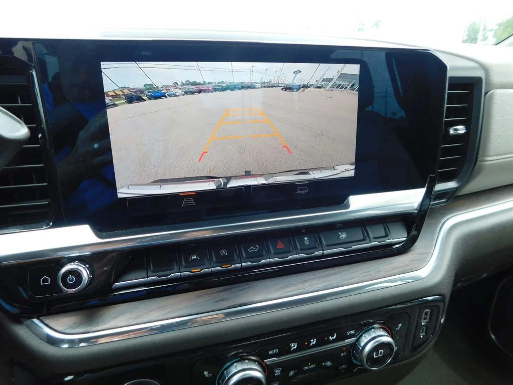 Used 2023 White GMC SLT image 38