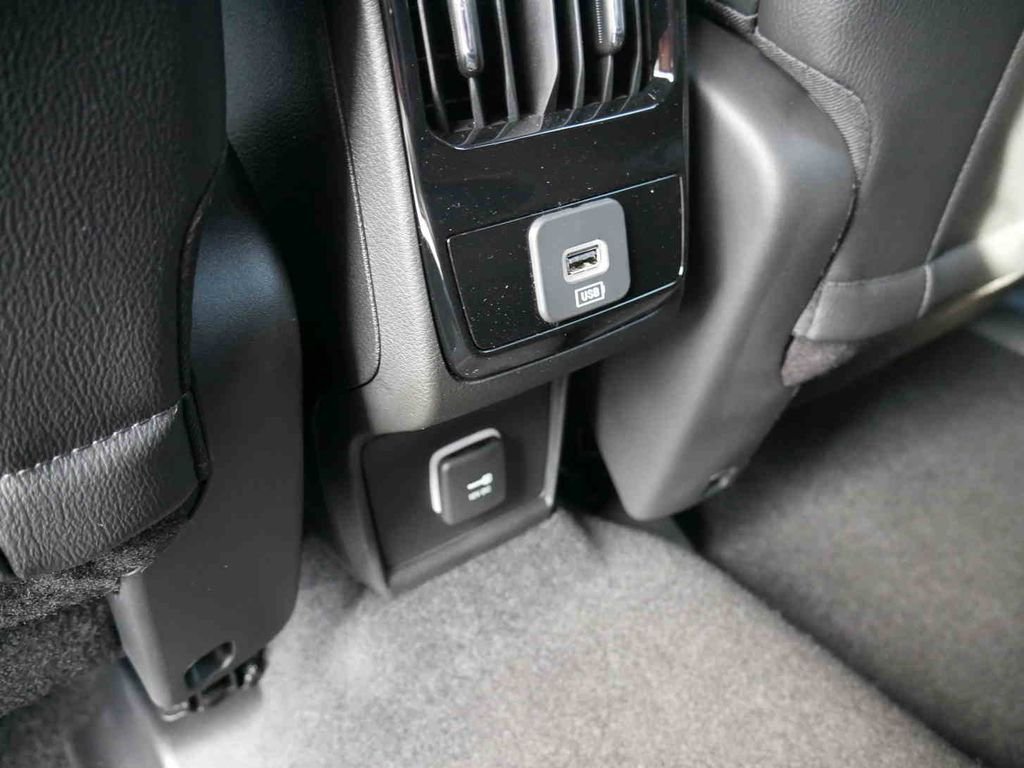 New 2026 Red Hot Pearlcoat Jeep Latitude image 13