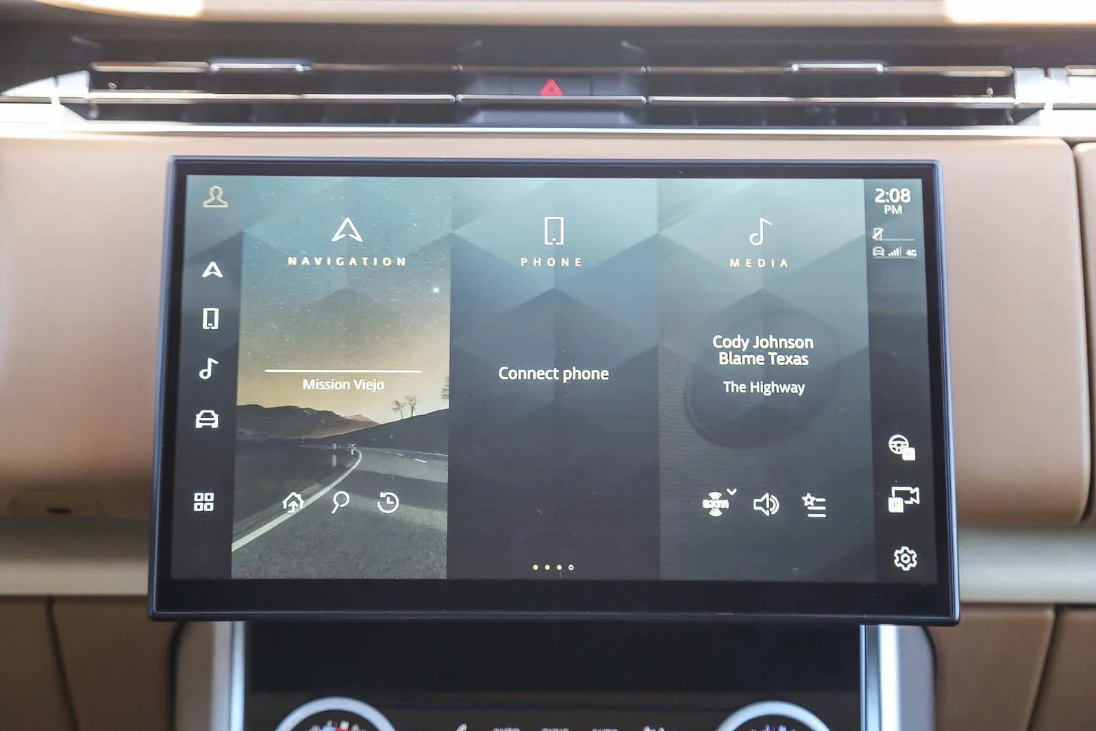 Used 2023 White Land Rover SV image 15