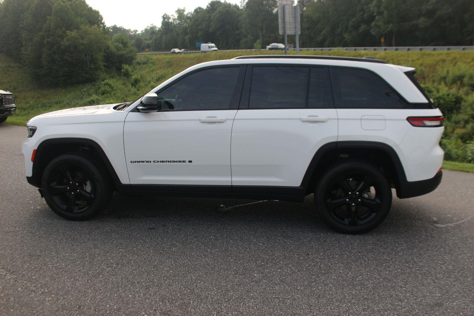 Used 2024 White Jeep Limited image 5
