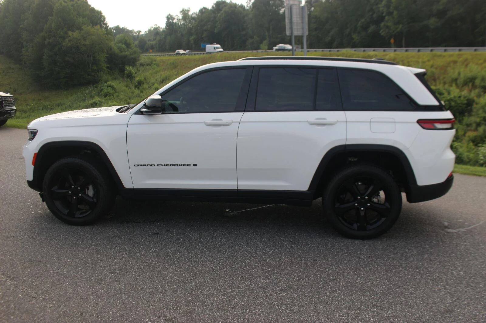 Used 2024 White Jeep Limited image 5