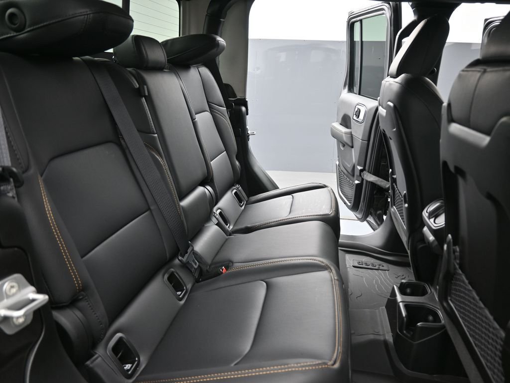 New 2026 Granite Crystal Metallic Clearcoat Jeep Sahara image 14