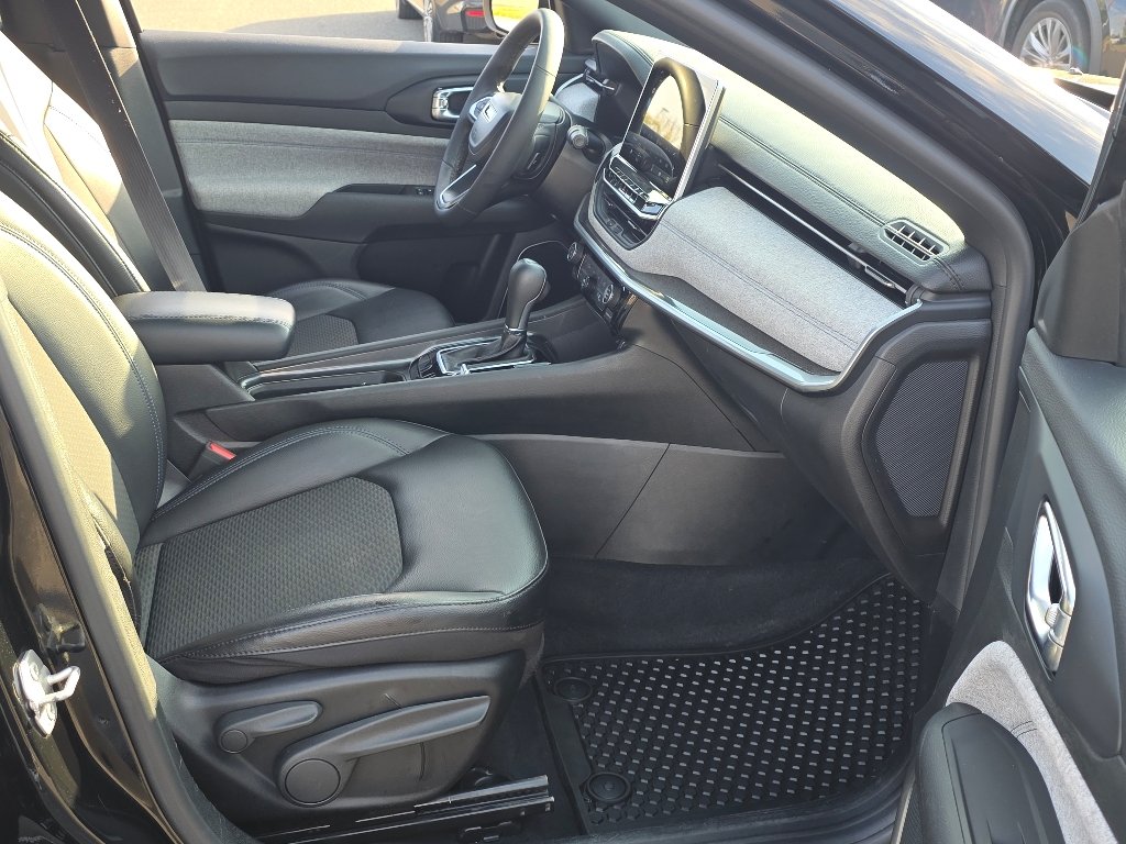 Certified Used 2023 Diamond Black Crystal Pearl Coat Jeep Latitude image 22