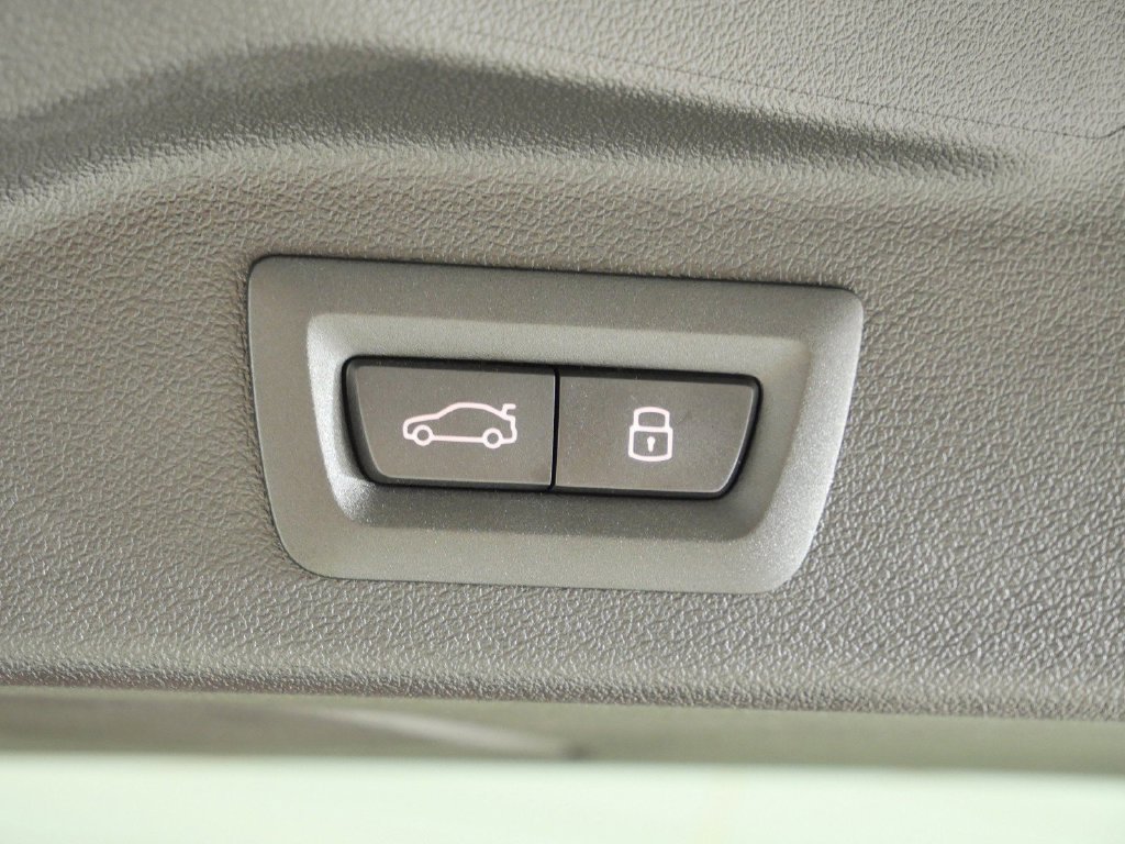 Used 2027 Red BMW xDrive40i image 33
