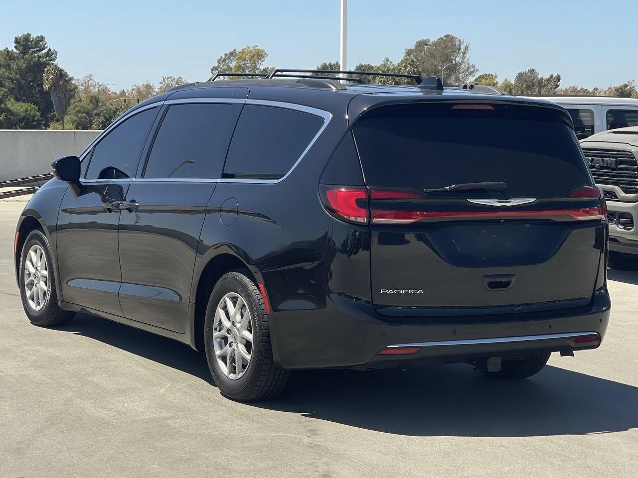 Used 2022 Brilliant Black Crystal Pearlcoat Chrysler Touring L image 3