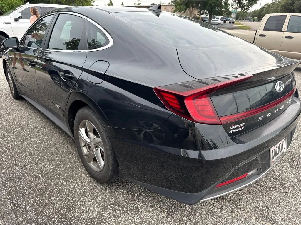 Used 2021 Black Hyundai SE image 8