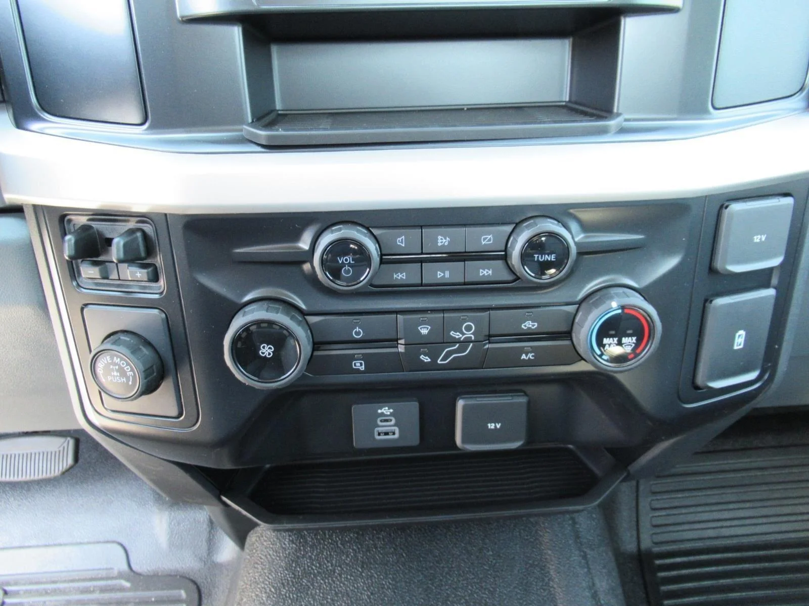 New 2024 Oxford White Ford F-250® XL image 21