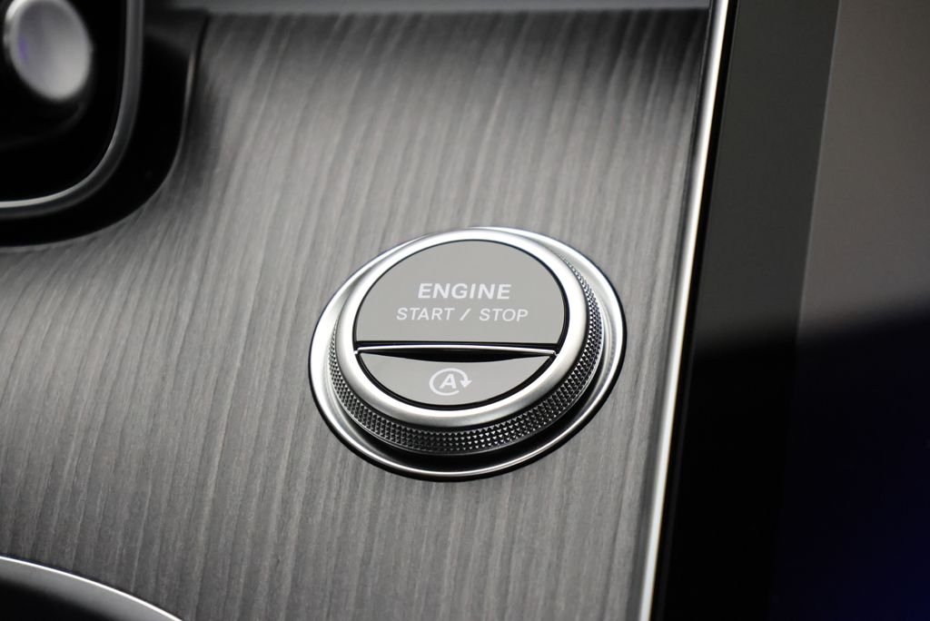 New 2026 MANUFAKTUR Moonlight White Metallic Mercedes-Benz C 300 image 25