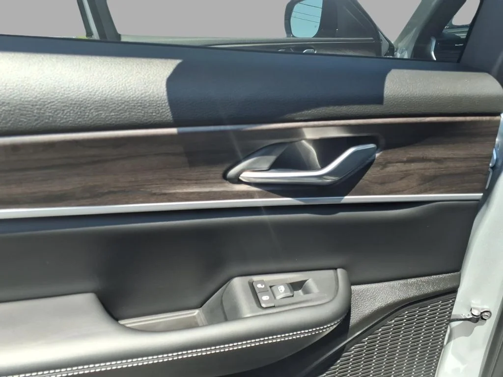 New 2026 Silver Zynith Jeep Altitude image 6