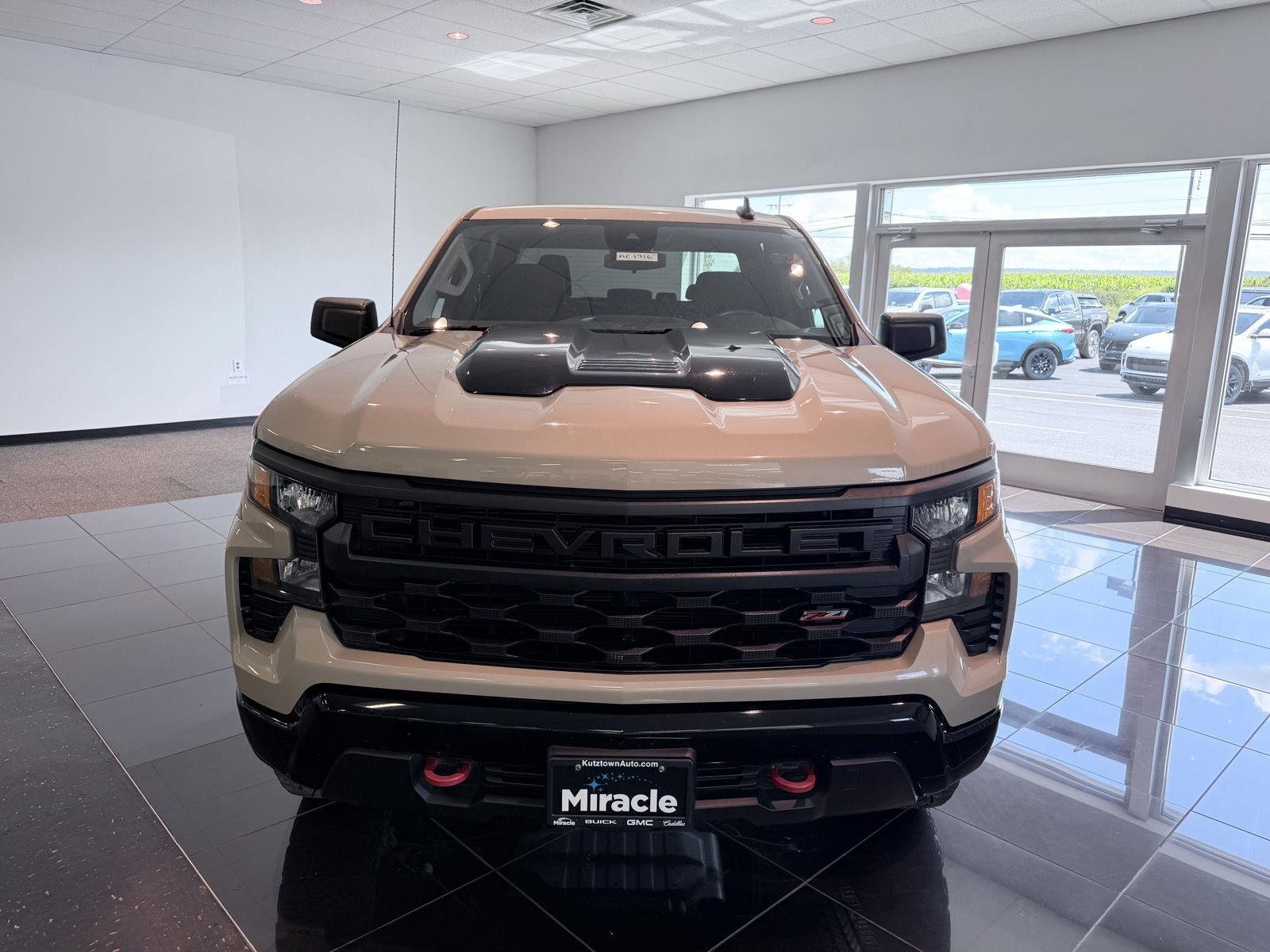 Used 2023 SAND DUNE METALLIC Chevrolet Custom Trail Boss image 17