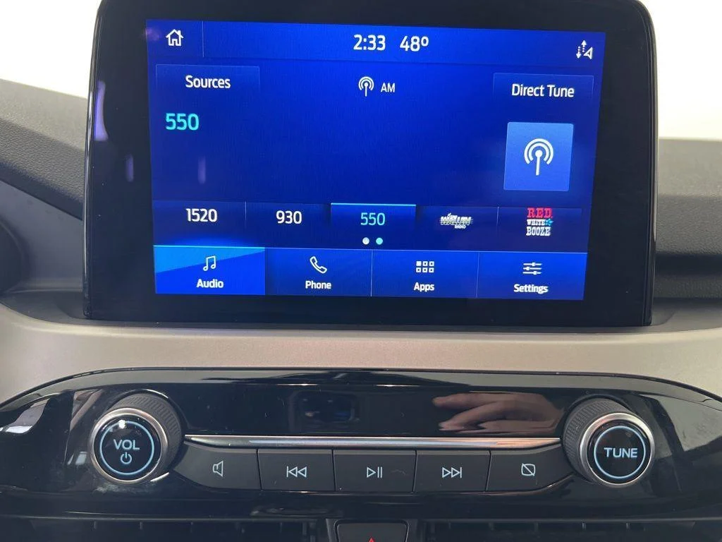 Used 2022 White Metallic Ford SE image 21