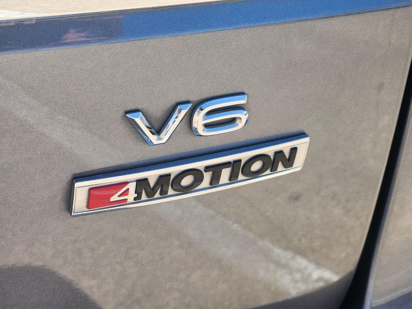 Used 2019 Platinum Gray Metallic Volkswagen 3.6L V6 SEL Premium image 11