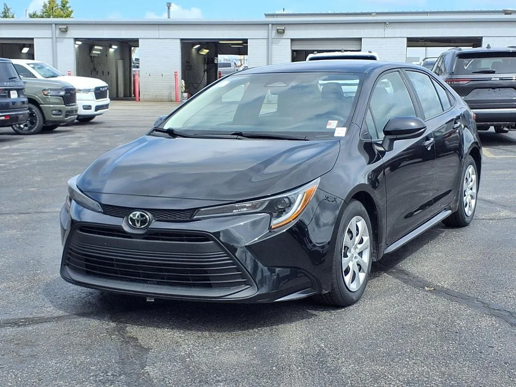 Used 2025 Toyota Corolla LE with VIN 5YFB4MDE8SP243462 for sale in Kansas City