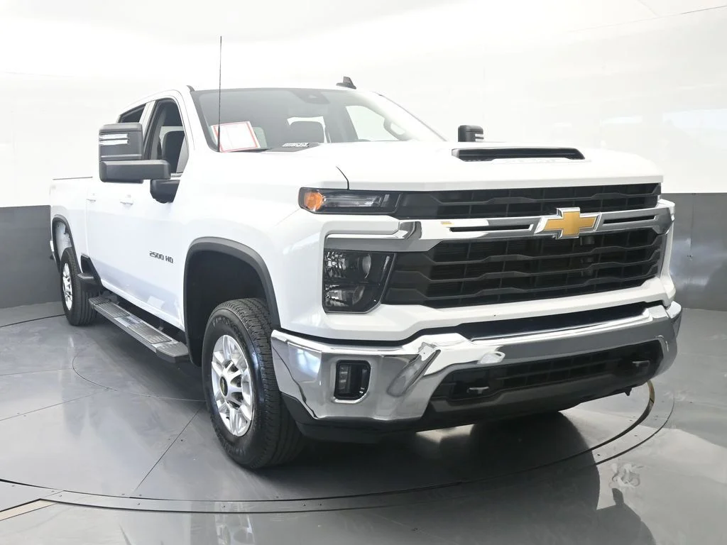 Used 2025 Summit White Chevrolet LT image 8