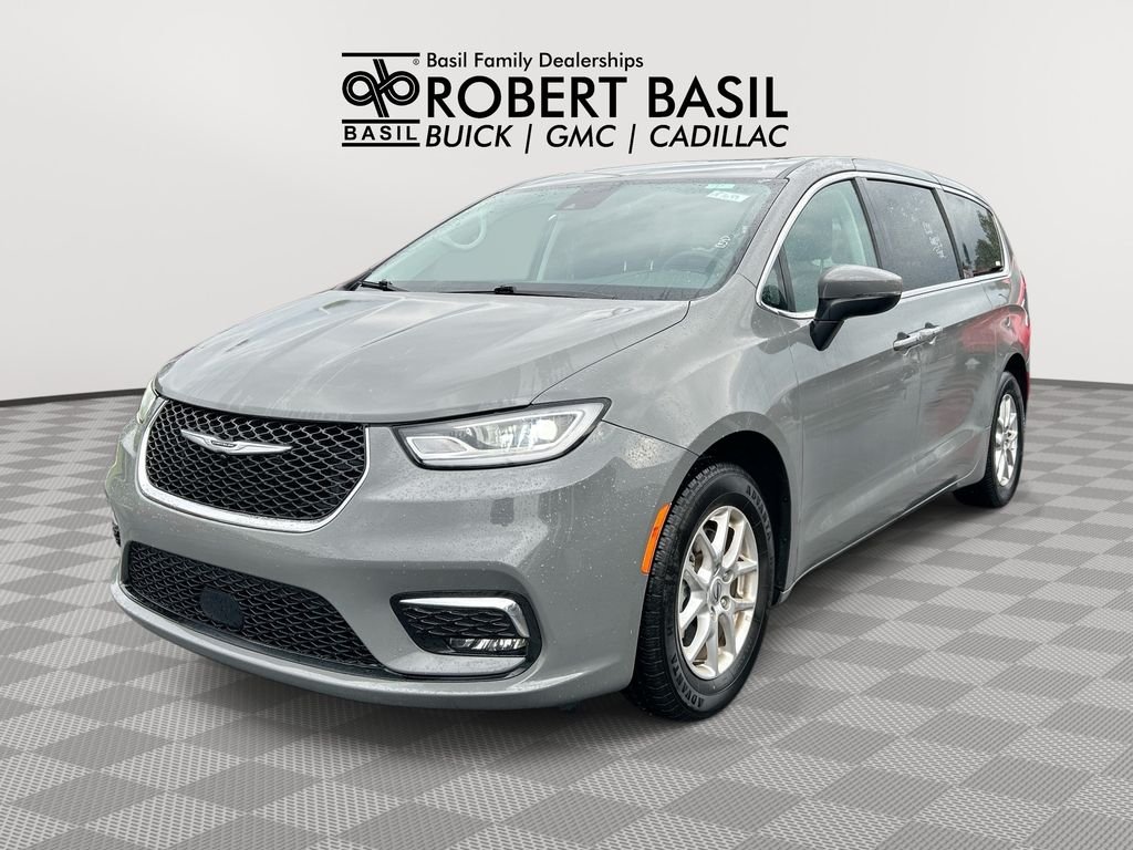 2023 Chrysler Pacifica Touring L's photo