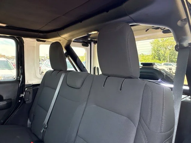 Used 2019  Jeep Sahara image 31