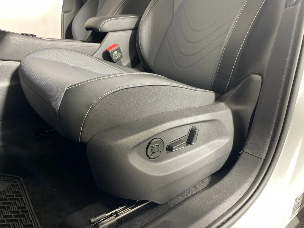 New 2026 White/off-white Volkswagen 2.0T SE R-Line Black image 9