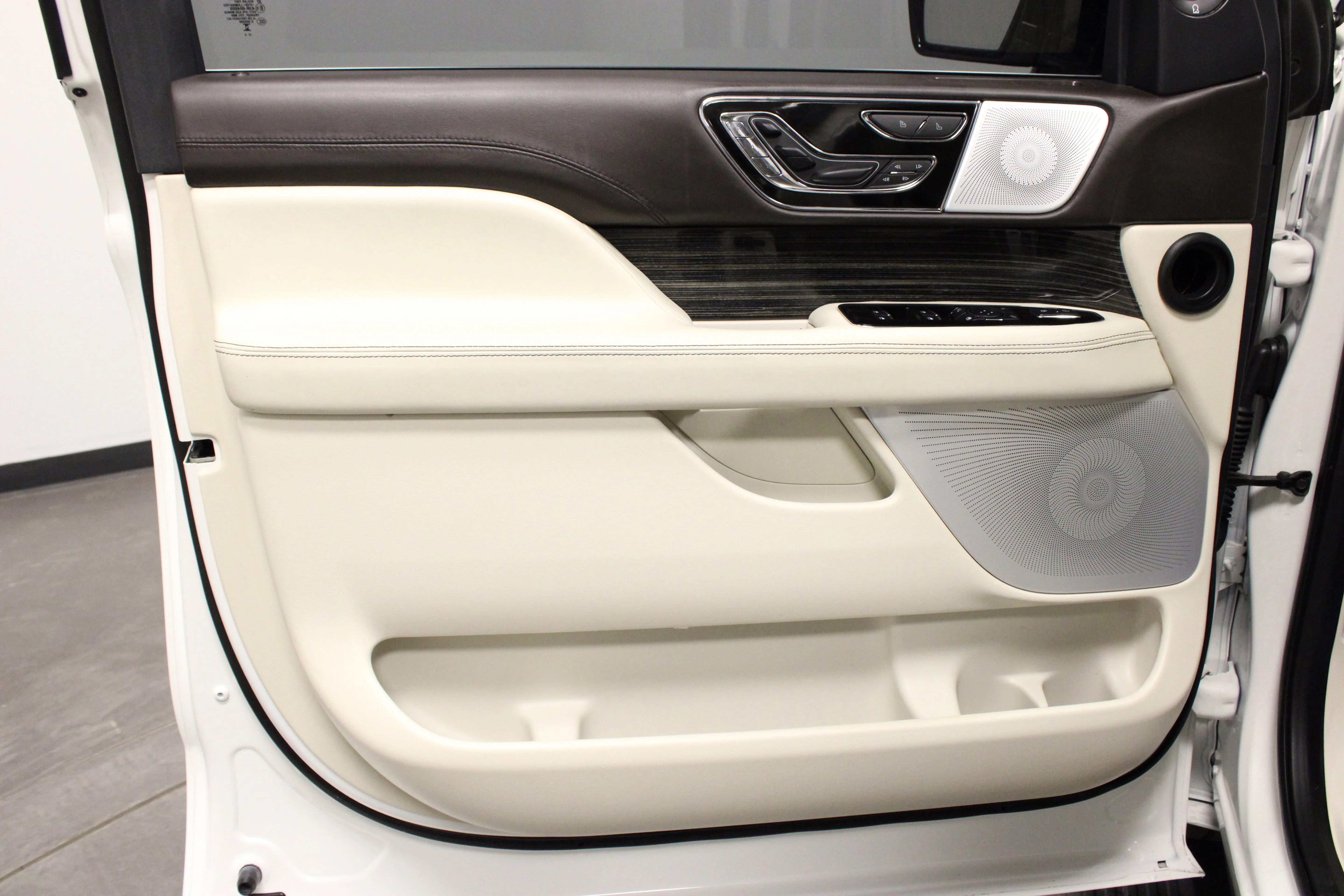 Used 2024 White Metallic Lincoln Black Label image 13