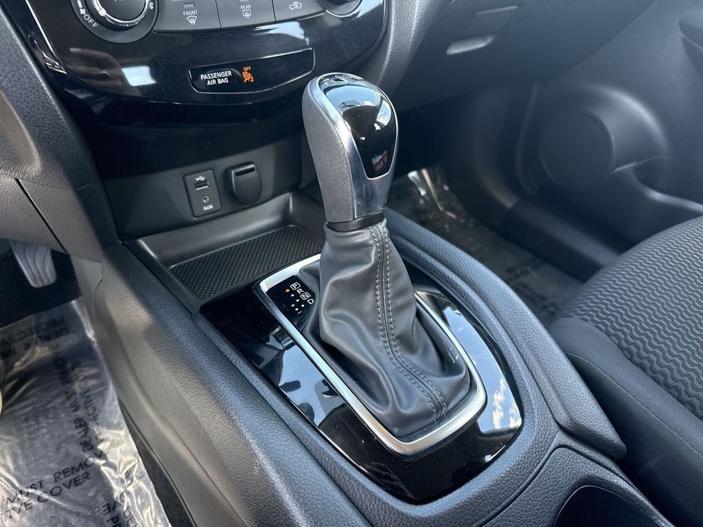 Used 2018 White Nissan S image 19