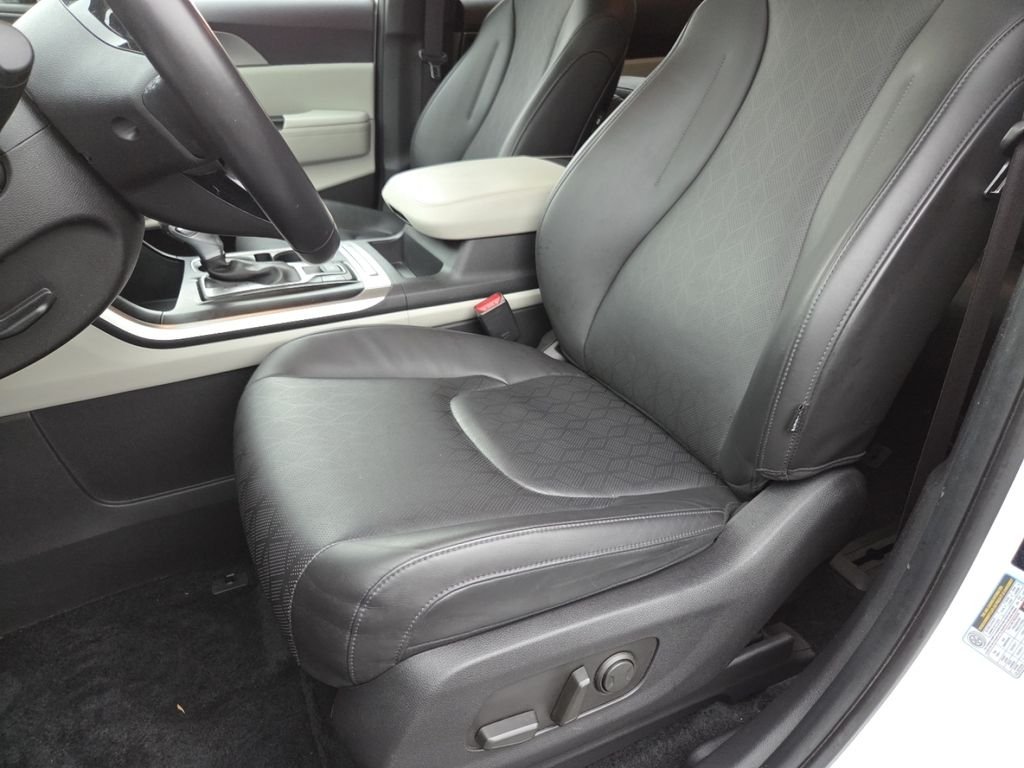 Used 2024 Snow White Pearl Kia LX image 27