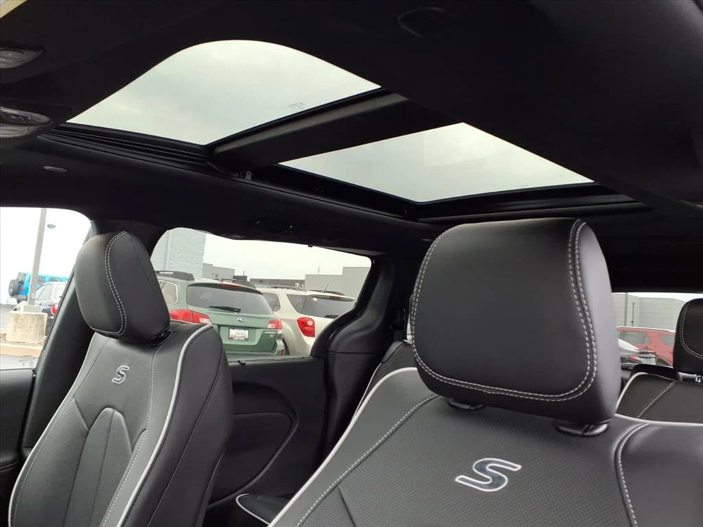 New 2026 Diamond Black Crystal Pearl-Coat Exterior Paint Chrysler Limited image 14