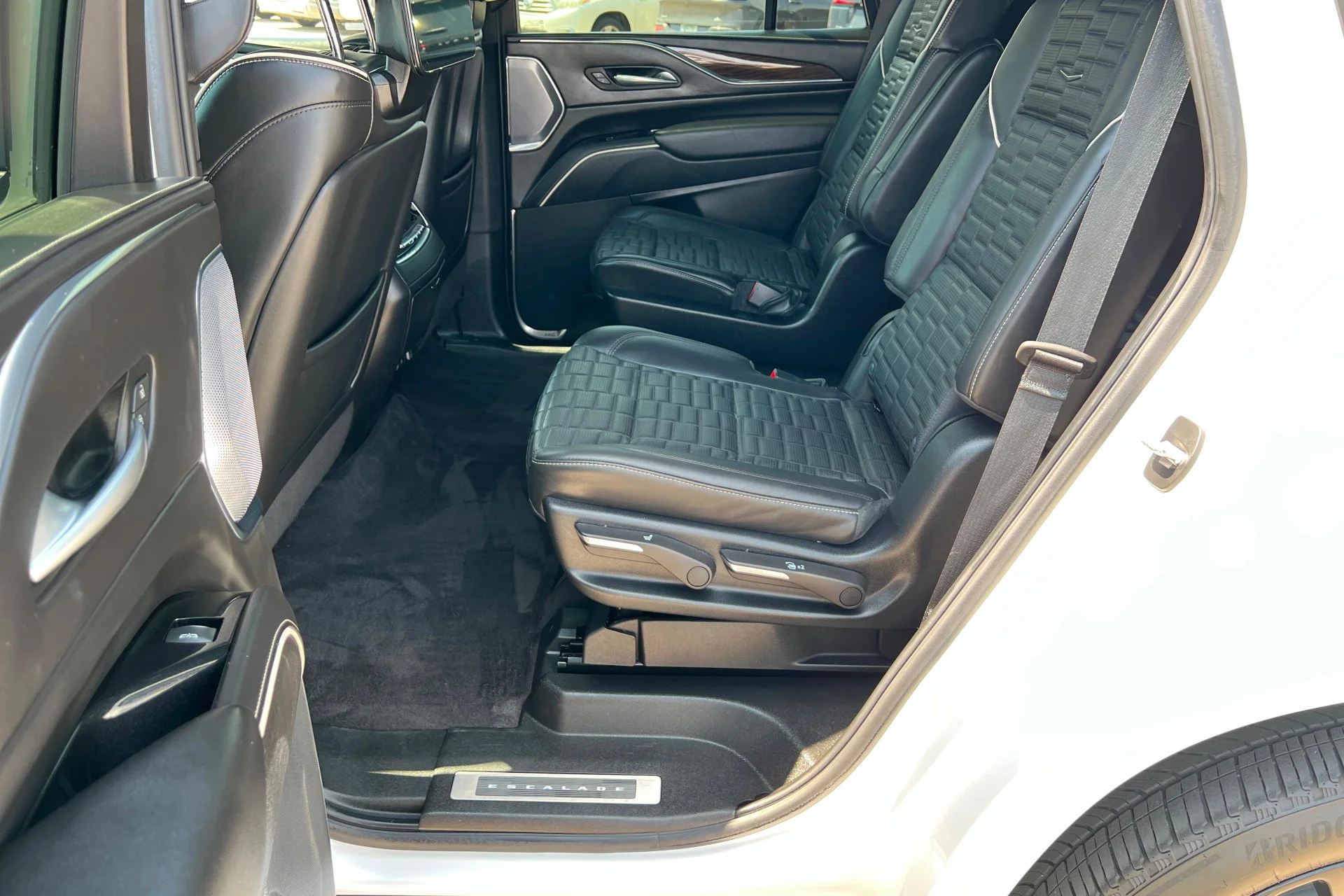 Used 2024 Crystal White Tricoat Cadillac Sport Platinum image 22