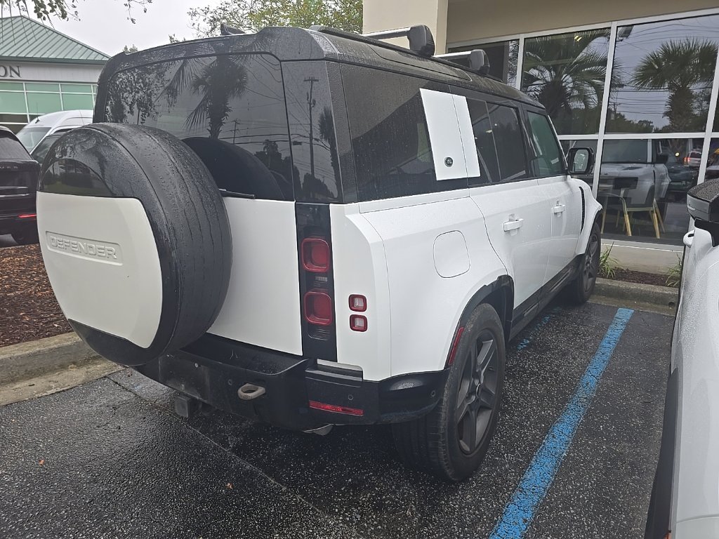 Used 2024 White Land Rover X-Dynamic SE image 3