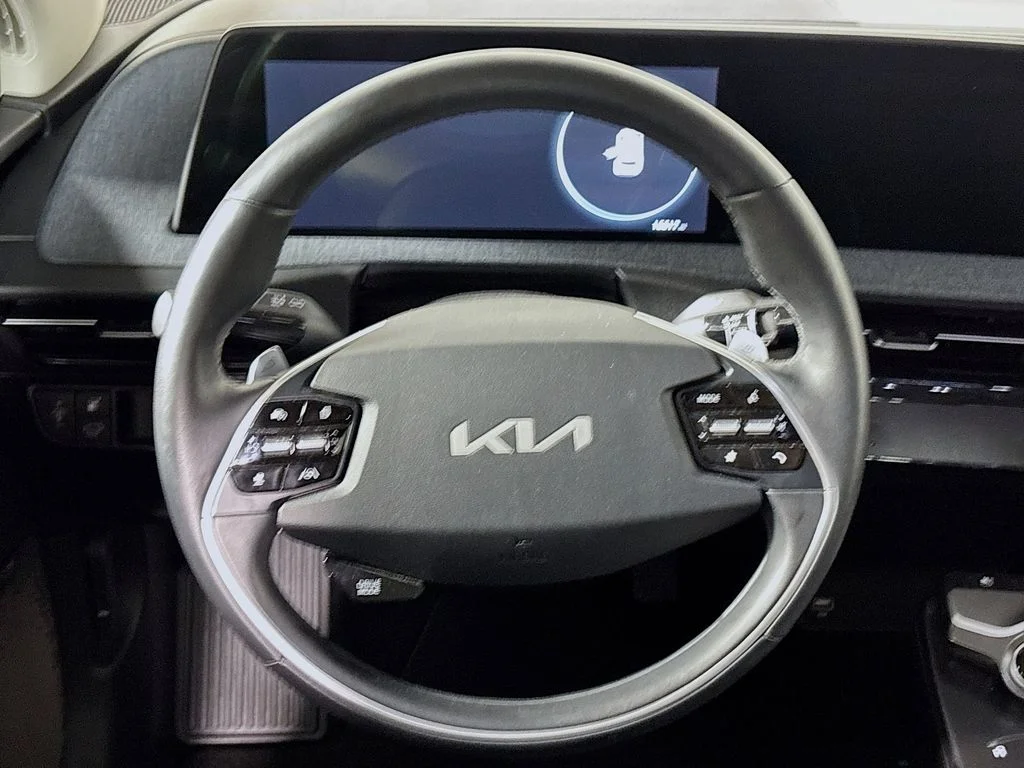 Used 2022 White Kia Wind image 13