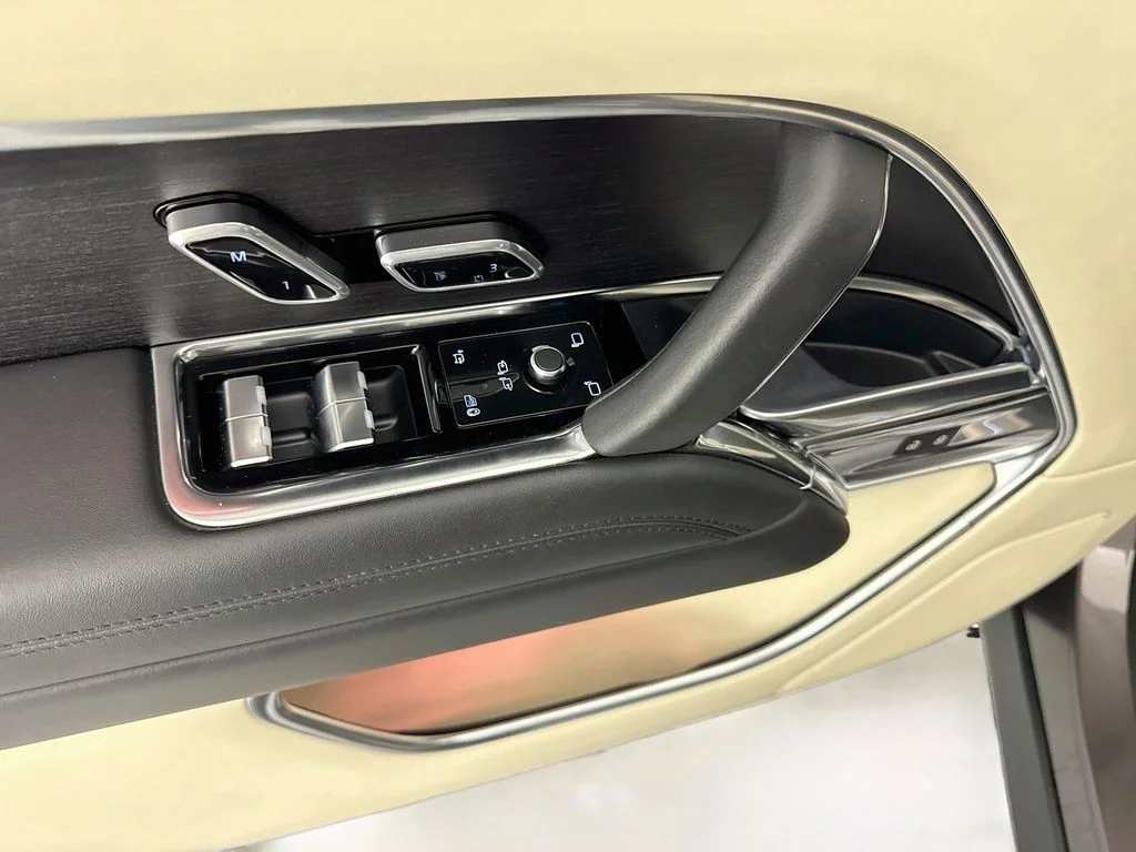 Used 2022 Gray Land Rover SE image 18