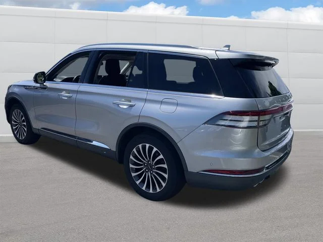 Used 2020 Silver Lincoln Reserve image 3